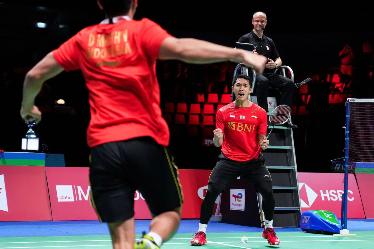 Tunggal putra Indoensia Indonesia Jonatan Christie (kanan) melakukan selebrasi dengan berteriak seraya mengepalkan kedua tangannya setelah mengalahkan tunggal putra China Li Shifeng dalam babak final Piala Thomas, di Aarhus, Denmark, Minggu (17/10/2021). Indonesia berhasil merebut Piala Thomas 2020 setelah berhasll mengalahkan China di babak final dengan skor 3-0.