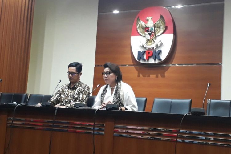 Juru Bicara KPK Febri Diansyah dan Wakil Ketua KPK Basaria Pandjaitan dalam jumpa pers di gedung KPK, Kuningan, Jakarta, Rabu (10/1/2018). 