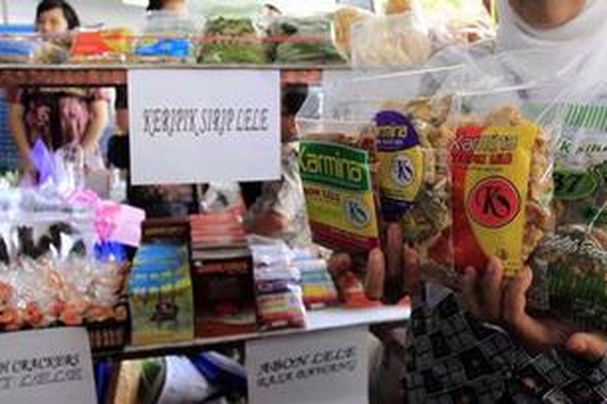 Kelompok usaha Karmina memperlihatkan berbagai makanan kering dengan bahan dasar Lele saat Festival Raya Lele Nusantara di Parkir Timur Senayan, Jakarta, Sabtu (19/6/2010). Makanan kering tersebut dijual antara Rp 8.000 hingga Rp 17.000. 