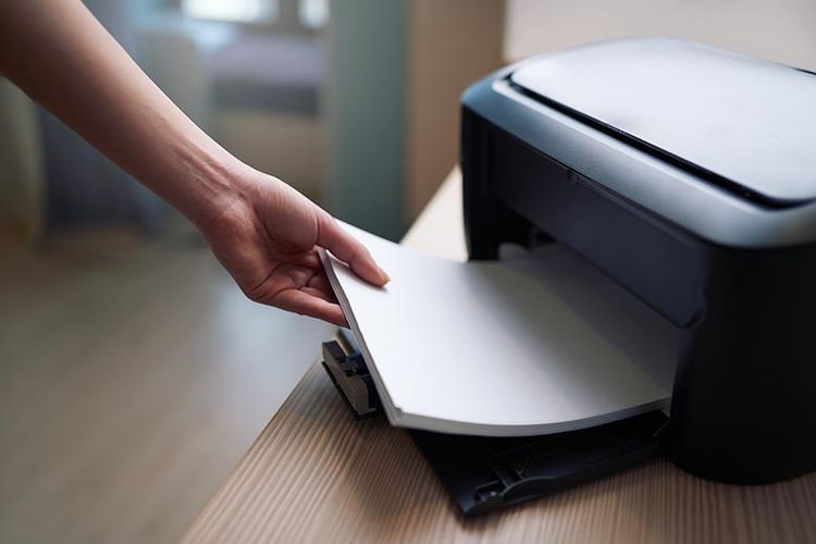 Ilustrasi penggunaan printer di rumah.