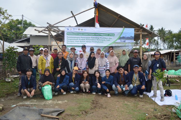 Politeknik Multimedia Nusantara (MNP) mendampingi petani Desa Sukawali melalui program pengabdian masyarakat.
