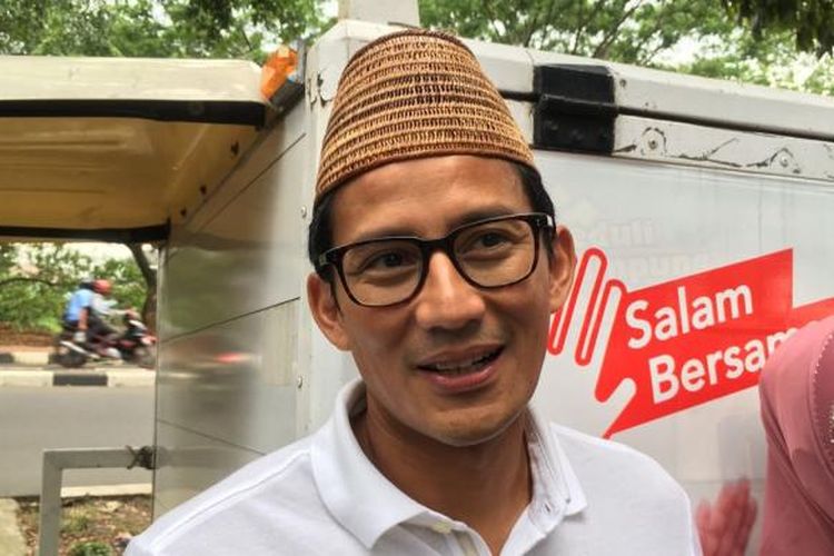 Calon wakil gubernur DKI Jakarta nomor pemilihan tiga, Sandiaga Uno, saat mengenakan peci kesayangannya di tengah kegiatan kampanyenya di daerah Duren Sawit, Jakarta Timur, Kamis (1/12/2016).