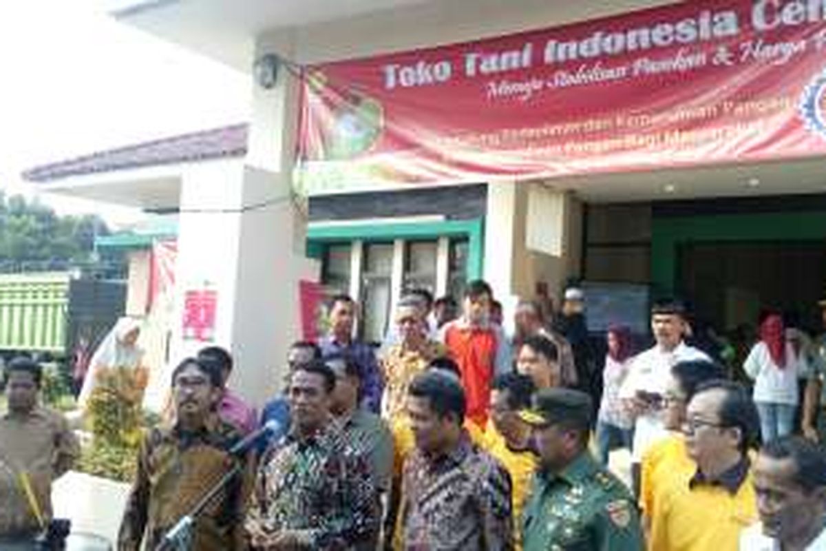 Menteri Pertanian Andi Amran Sulaiman saat meresmikan Toko Tani Indonesia Pasar Minggu Jakarta, Rabu (15/6/2016).