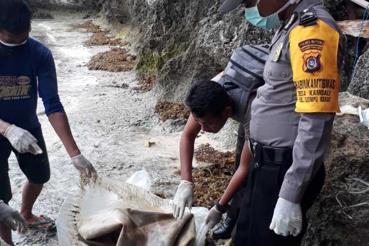 Warga Desa Tongali, Kecamatan Siompu, Pulau Siompu, Kabupaten Buton Selatan,  sulawesi Tenggara digegerkan dengan penemuan tulang manusia tanpa tengkorak yang terbungkus dalam plastik.