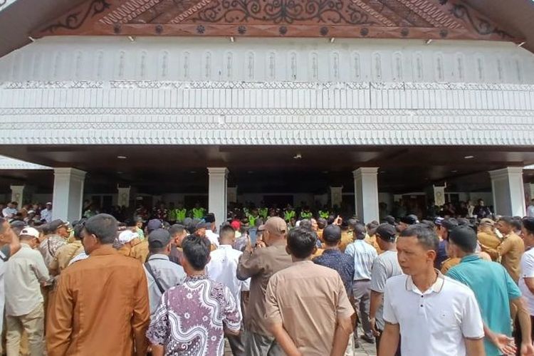 Ratusan kepala desa saat melakukan aksi damai ke kantor DPR Aceh terkait masa jabatan delapan tahun masuk dalam revisi UUPA, di Banda Aceh, Jumat (19/4/2024).
