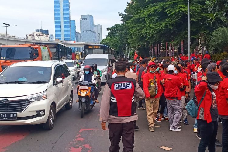 Sejumlah buruh kembali menggelar aksi unjuk rasa di halaman Kantor Kementerian Ketenagakerjaan (Kemenaker) di Jalan Gatot Subroto, Setiabudi, Jakarta Selatan, Rabu (23/2/2022) siang. Arus lalu linta tersendat.