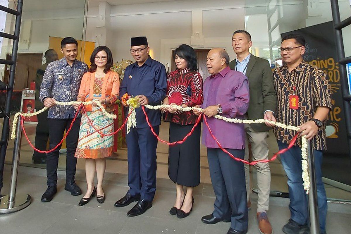 Gubernur Jawa Barat Ridwan Kamil saat membuka acara bazar buku Big Bad Wolf di Kota Baru Parahyangan, Kamis (27/6/2019).