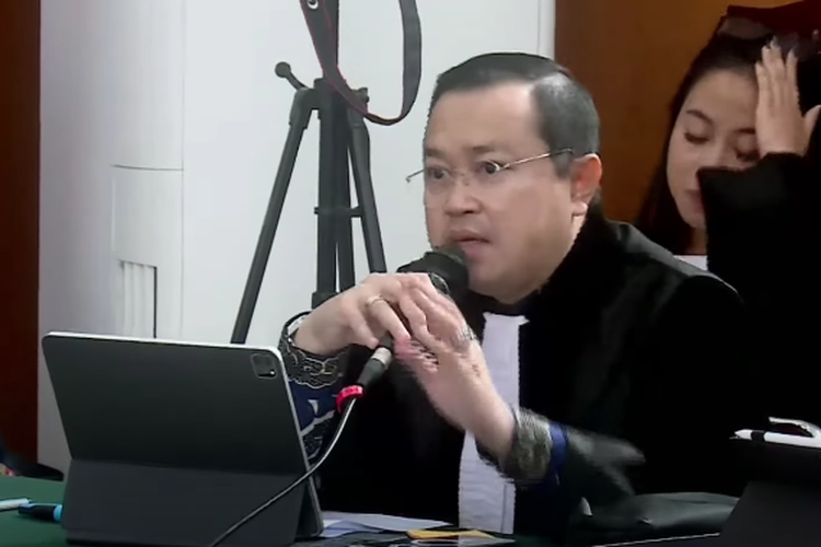 Penasehat Hukum Ferdy Sambo, Arman Hanis saat menawarkan Kopi Kenangan ke Jaksa Penuntut Umum di sidang kasus pembunuhan berencana Brigadir J, Jakarta Selatan, Selasa (3/1/2023).