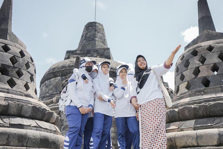 Sejumlah perempuan pelajar SMP yang naik ke bangunan Candi Borobudur, Senin (12/2/2024).