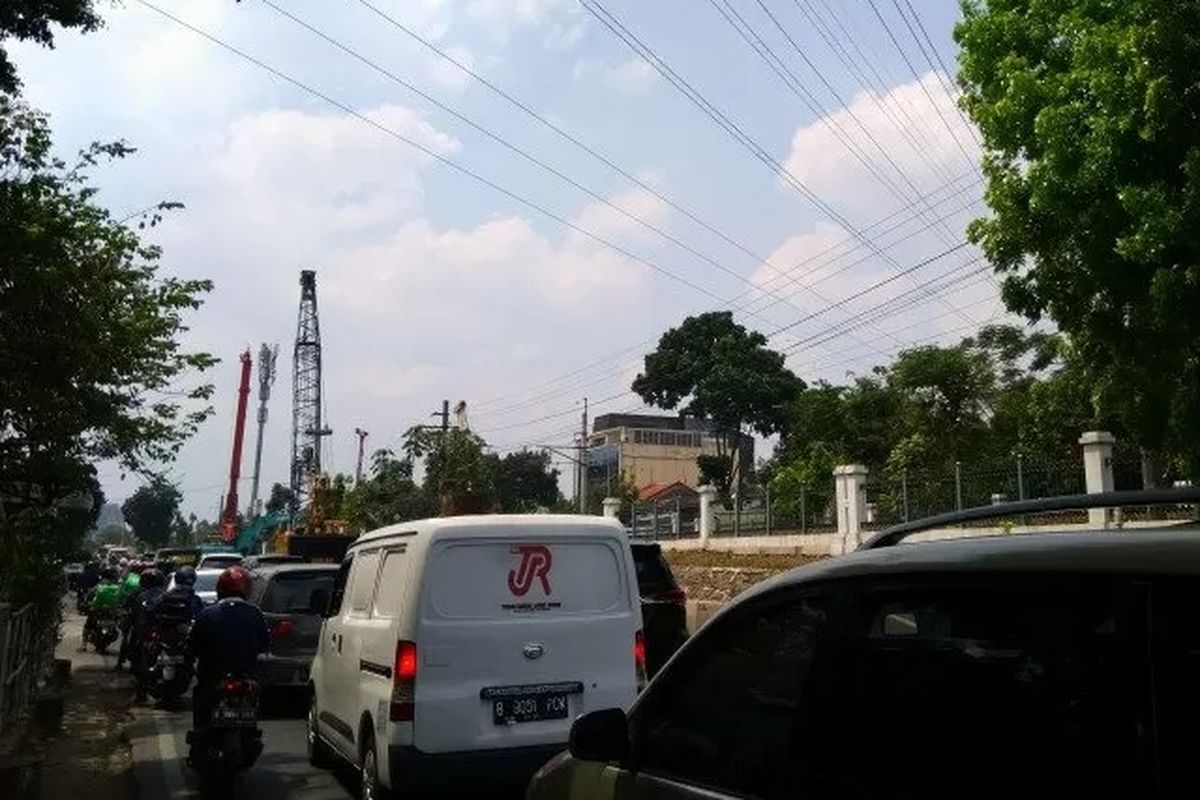 Situas arus lalu lintas di Jalan Raya Tanjung Barat, Jakarta Selatan, dekat putaran Poltangan mengalami kepadatan akibat adanya proyek jalan layang Tanjung Barat, Senin (19/11/2019). 