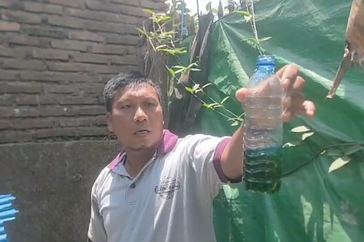 Seorang warga menunjukkan air sumur yang tercemar BBM jenis petralite, di Desa Montong Are, Kecamatan Kediri, Lombok Barat, Rabu (4/10/2023)