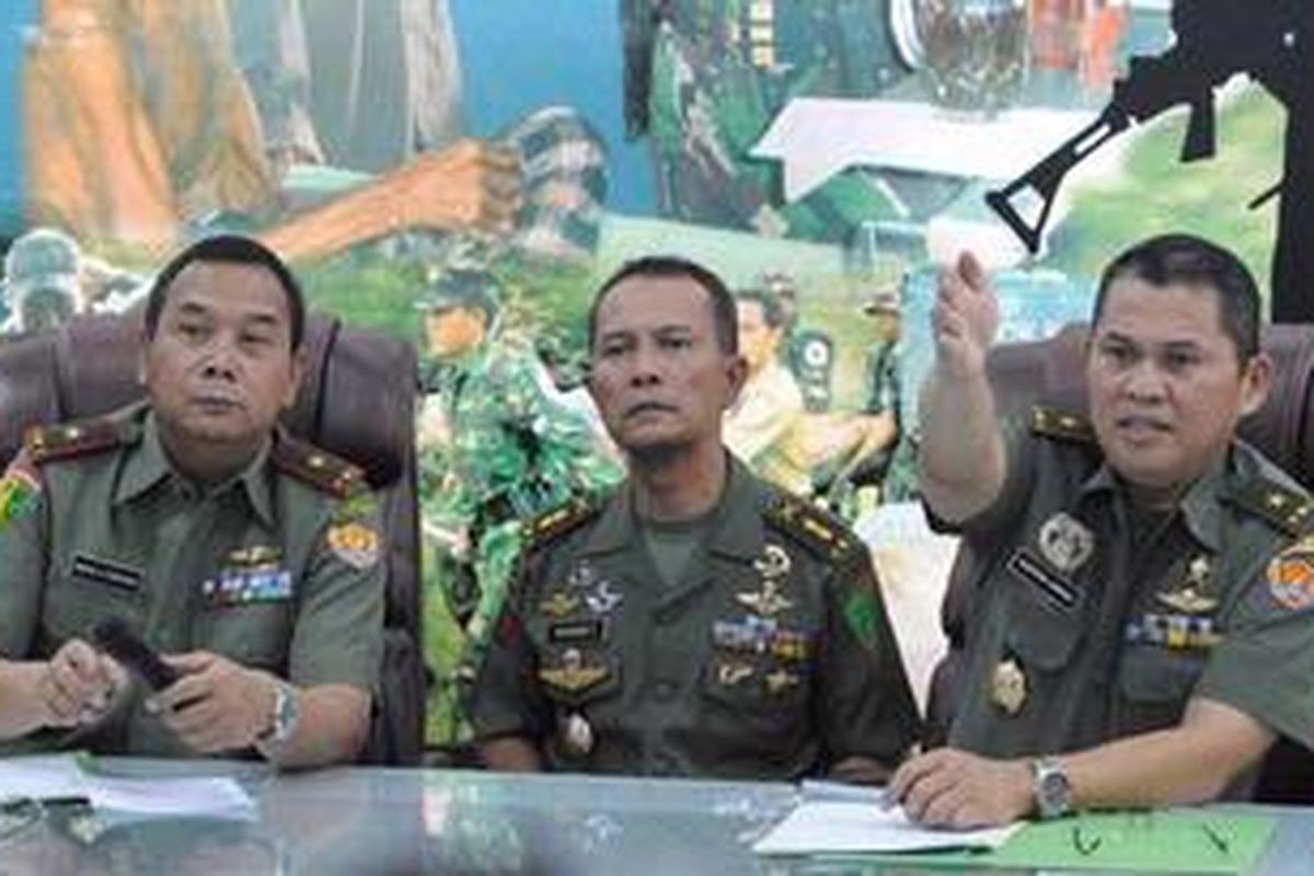 Kepala Dinas Penerangan TNI Angkatan Darat (AD) Brigadir Jenderal (TNI) Rukhman Ahmad (kanan) didampingi Kepala Tim Investigasi TNI AD Brigjend TNI Unggul K Yudhoyono (kiri) dan anggota tim investigasi Letnan Kolonel (TNI) Richard Tampubolon memberikan konferensi pers terkait hasil investigasi terhadap penyerbuan ke Lembaga Pemasyarakatan Kelas IIB Cebongan, di Gedung Kartika Media Centre, Jakarta, Kamis (4/4/2013). Hasil investigasi menyatakan para pelaku penyerbuan ke LP Cebongan adalah oknum anggota Kopassus Grup 2 Kandang Menjangan, Kartasura. Jumlah pelaku adalah 11 orang, namun dua diantaranya berusaha untuk mencegah aksi tersebut.  