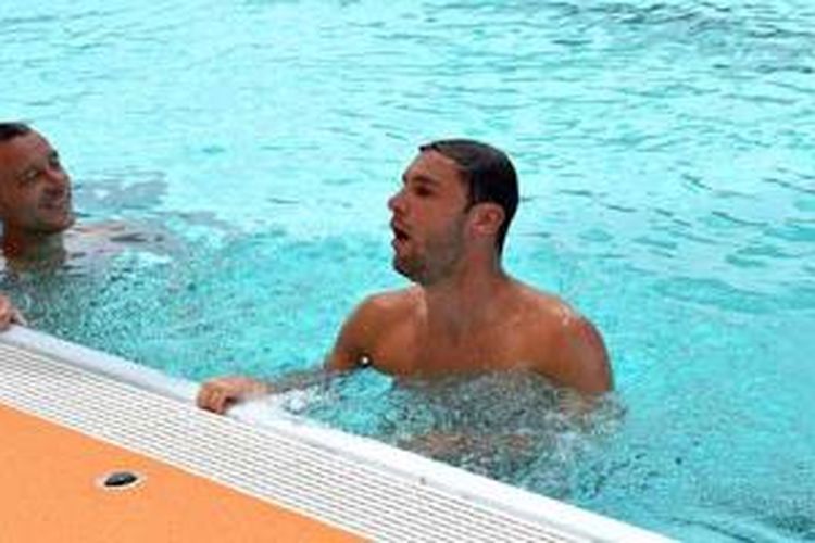 Bek Chelsea John Terry dan Branislav Ivanovic memilih berenang di kolam renang usai latihan untuk mencegah dehidrasi selama di Bangkok, Thailand. 