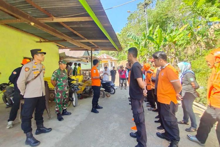 Tim SAR Gabungan melakukan pencarian terhadap seorang pendaki yang dikabarkan hilang di Bulu Sonrongan Desa Parenreng, Kecamatan Segeri, Kabupaten Pangkep, Sulawesi Selatan.