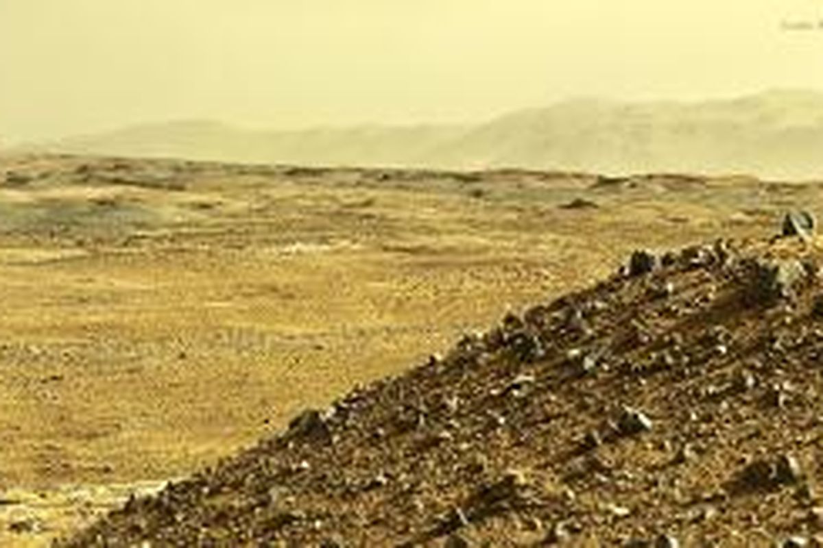 Panorama sore hari di Mars yang dikonstruksi Jason Major berdasarkan foto yang diambil kamera Mastcam pada wahana antariksa Curiosity.