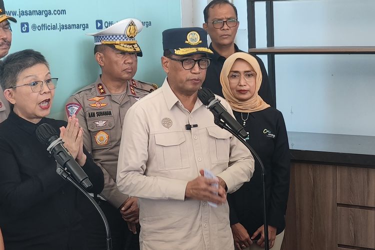 Menteri Perhubungan Budi Karya Sumadi dalam konferensi pers di Posko Pantau Jasamarga Kilometer 70 Jalan Tol Jakarta-Cikampek, Karawang, Jawa Barat, Kamis (11/4/2024) sore.