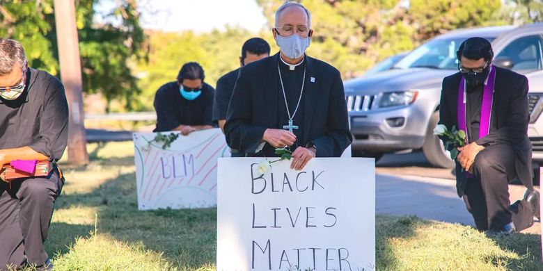 Uskup El Paso, Mark J Seitz, berlutut dalam aksi Black Lives Matter, untuk memprotes kematian George Floyd, pada Senin (1/6/2020).