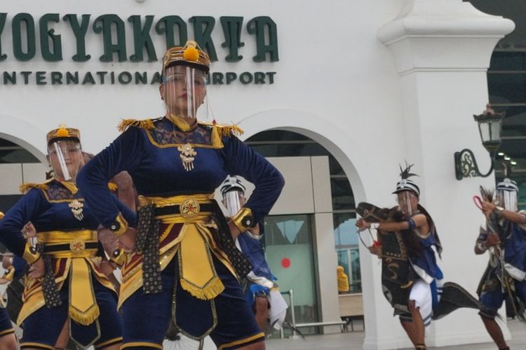Para penari Clingguk dari Kalurahan Hargomulyo, Kapanewon Kokap, beraksi di pintu masuk area keberangkatan Bandar Udara Yogyakarta International Airport (YIA) di Kulon Progo, Daerah Istimewa Yogyakarta.