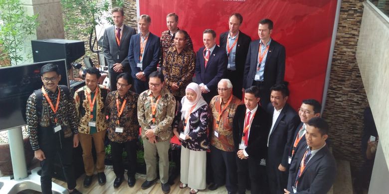 Delegasi Perdagangan Belanda berfoto bersama Wali Kota Makassar Mohammad Ramdhan Pomanto dan jajarannya di kediaman Wali Kota Makassar  di Jl Amirullah, Selasa (23/4/2019).

 