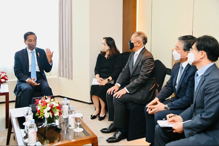 Presiden Joko Widodo saat menerima Executive Chairman Hyundai Motor Group, Chung Eui-sun, di Lotte Hotel, Seoul, Korea Selatan pada Kamis (28/2/2022).