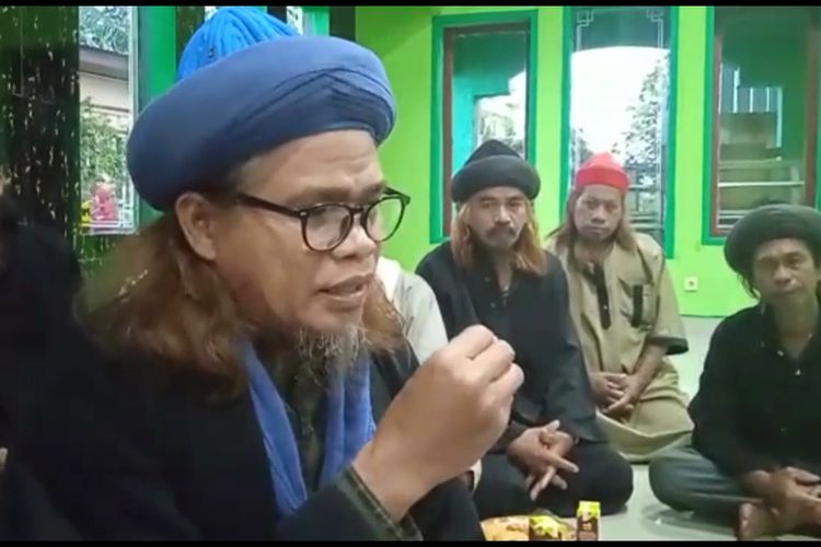 Pimpinan Jamaah An Nazir, Samiruddin Pademui di Kabupaten Gowa, Sulawesi Selatan tengah menjelaskan beberapa parameter penentuan 1 Ramdahan 1442 Hijriah. Minggu, (11/4/2021).
