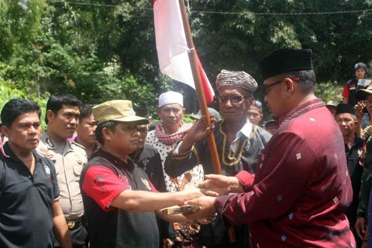 Penyerahan bongkaran tanah makam Tan Malaka secara simbolis dari Wakil Bupati kepada Wali Nagari. 