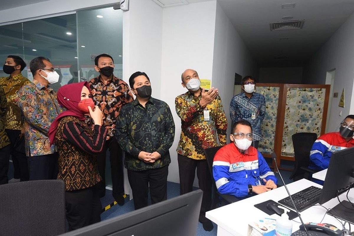 SVP Human Capital Management PT Pertamina Lelin Eprianto memberikan pemaparan kepada Menteri BUMN Erick Thohir, Komisaris Utama Pertamina Basuki Tjahaja Purnama, Direktur Utama Pertamina Nicke Widyawati saat mengunjungi ruang Pertamina Intergrated Command Center di Graha Pertamina. Jumat (10/09/2021). 