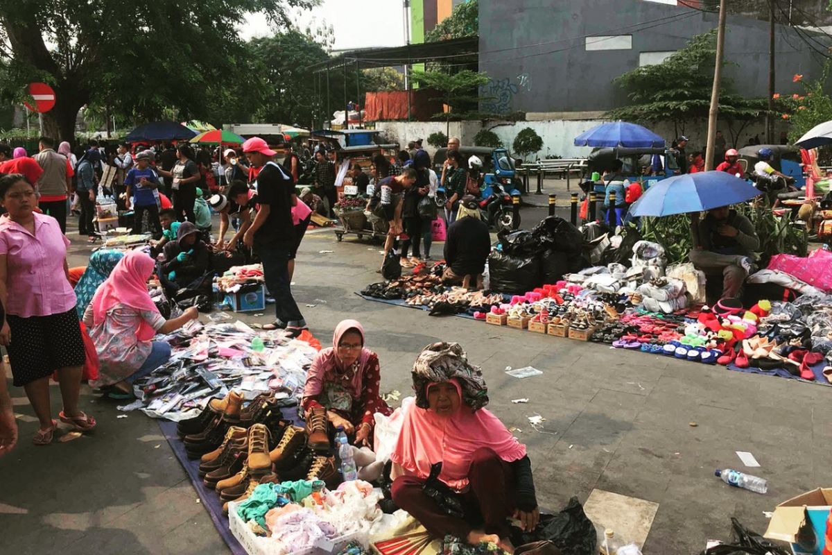 Kondisi Pasar Tanah Abang Kian Semrawut. Para pedagang kaki lima mengokupasi hampir seluruh trotoar di Tanah Abang. Tidak ada penindakan dari petugas Satpol PP DKI Jakarta, Rabu (6/6/2018).