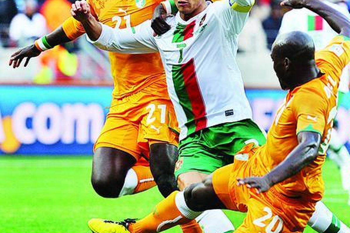 Penyerang Portugal, Cristiano Ronaldo (tengah), berusaha keras untuk menembus pertahanan pemain Pantai Gading, Guy-Roland Demel (kanan) dan Emmanuel Eboue, pada laga Grup G Piala Dunia 2010 di Stadion Nelson Mandela Bay, Port Elizabeth, Afrika Selatan, Selasa (15/6). Kedua tim