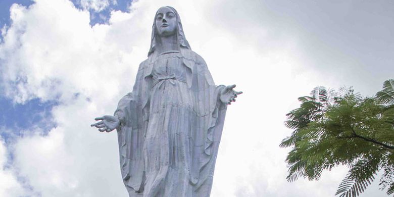 Patung Bunda Maria Segala Bangsa setinggi 28 meter di kawasan Bukit Nilo, Maumere, Flores, NTT, yang telah berdiri sejak tahun 2004.