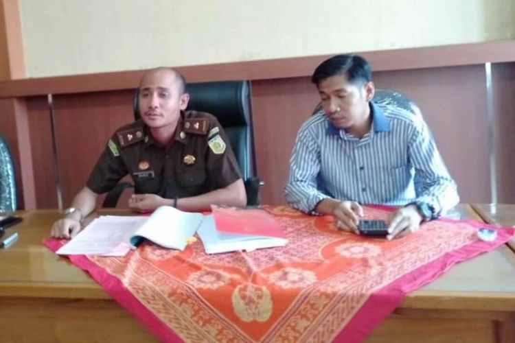 Kasi Pidana Umum Kejaksaan Negeri Kabupaten Malang, Sobrani Binzar saat memberikan keterangan di kantornya, Senin (20/1/2020).