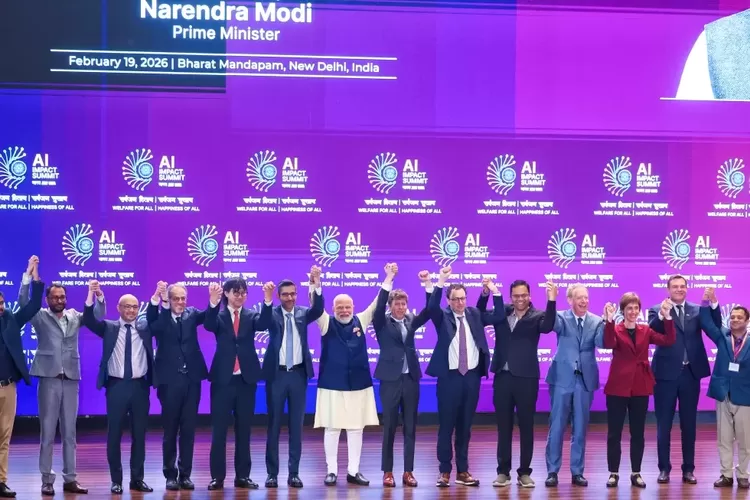Dalam sesi penutup acara India AI Impact Summit 2026, Perdana Menteri India Narendra Modi mengajak para pemimpin perusahaan teknologi yang hadir untuk naik ke panggung dan saling bergandengan tangan, lalu mengangkatnya bersama sebagai simbol kolaborasi. 