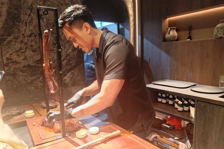 Dimas memotong daging di Meat Guy Steakhouse