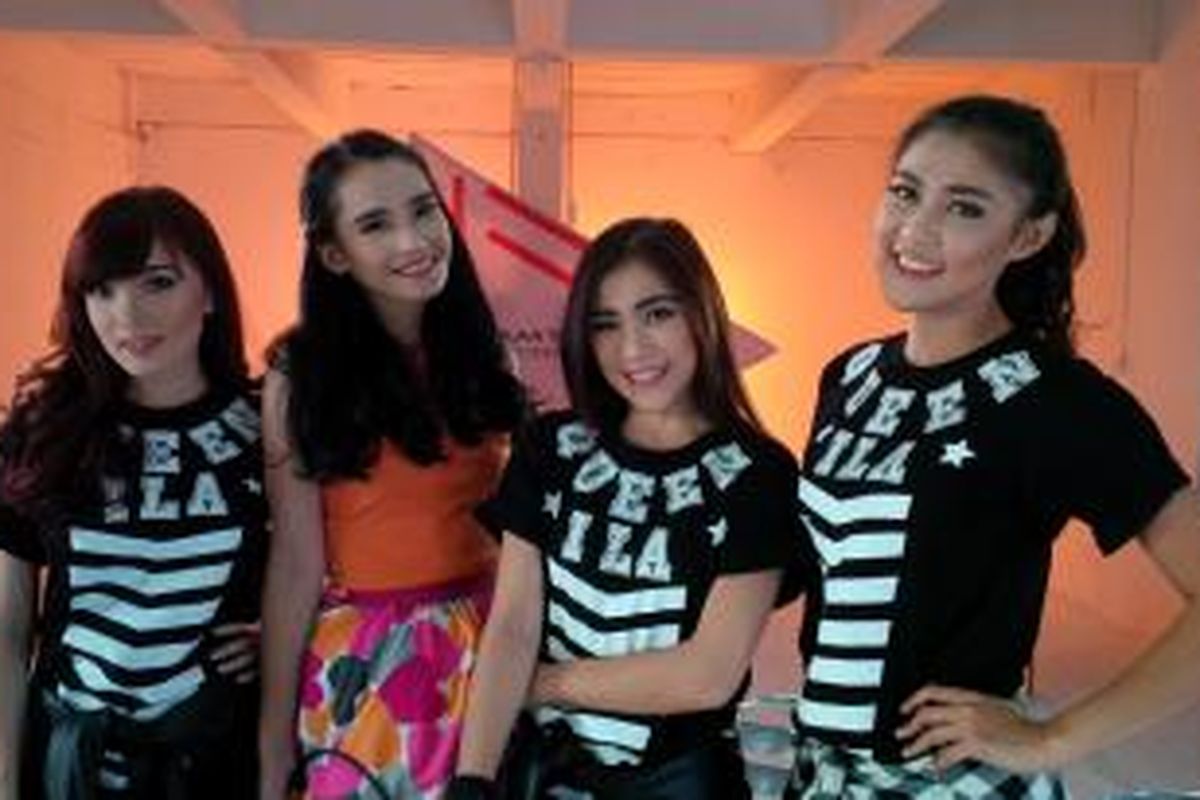 Personel girlband Cherrybelle yang kini terdiri Novi (kanan), Christy, dan Angel (paling kiri) diabadikan bersama dengan rapper Adila Fitri (mengenakan baju oranye), di Jalan Kelapaa Puyuh III, Kelapa Gading Timur, Jakarta Utara, Kamis (19/11/2015).