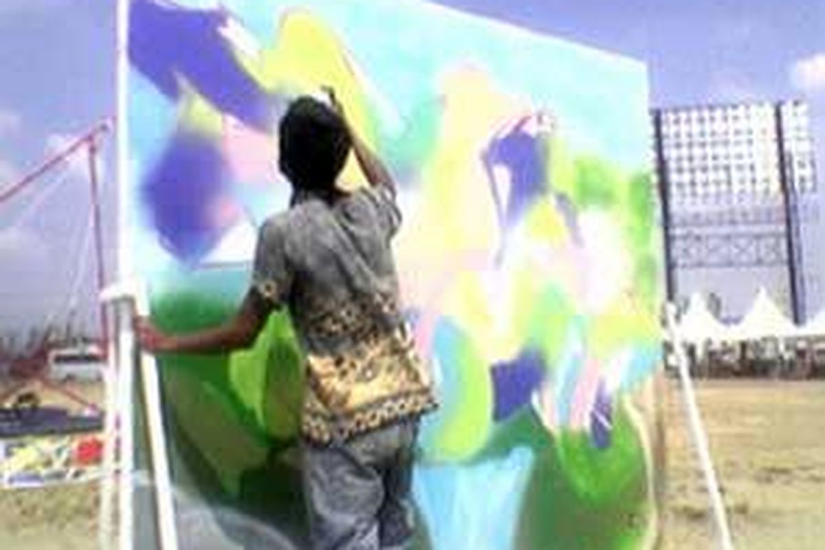 Seorang peserta sedang melukis di sebuah papan triplek dalam pertunjukan UrbanFest 2008 di Pantai Carnaval, Ancol, Jakarta Utara, Sabtu (27/6).