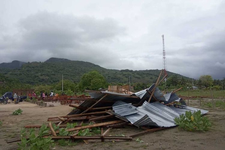 Foto : Bangunan sekolah Madrasah Ibtidaiyah (MI), Desa Tanjung Darat, Kecamatan Talibura, Kabupaten Sikka, NTT rata tanah diterjang hujan dan angin kencang, Minggu (5/1/2020).