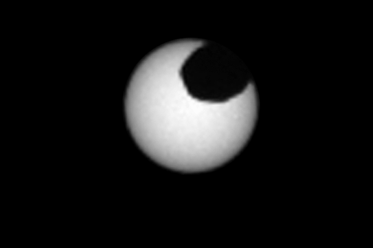 Fenomena gerhana matahari Deimos (salah satu bulan Mars) yang ditangkap rover Curiosity pada 17 Maret 2019.