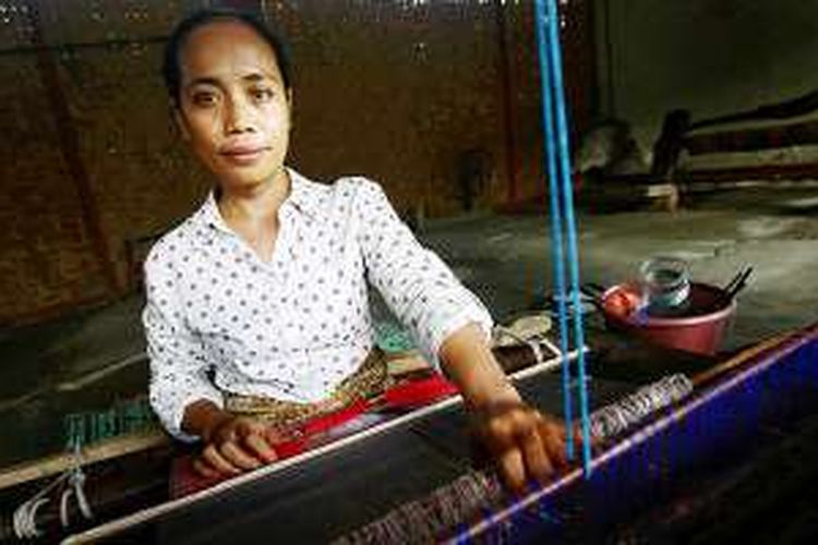 Lydia Malinda, menjaga harkat tenun sasak. Di Dusun Bun Mudrak, Desa Sukarara, Kecamatan Jonggat, Kabupaten Lombok Tengah, Nusa Tenggara Barat, hampir semua perempuannya bisa menenun.