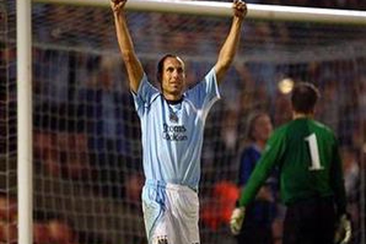 Martin Petrov mengangkat tangannya setelah mencetak gol ke gawang Streymur. Manchester City akhirnya menang 2-0 atau 4-0 secara agregat.