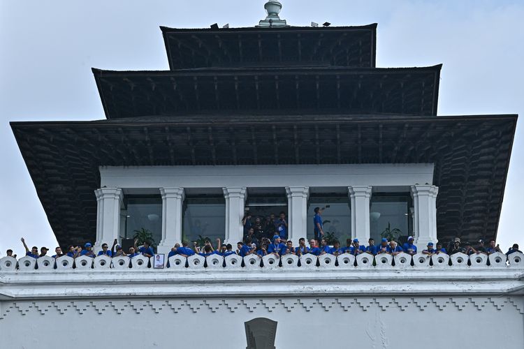 Para pemain Persib berswafoto di puncak Gedung Sate pada Minggu (25/5/2025) setelah mengarak trofi Liga 1 2024-2025 yang berhasil dimenangkannya.