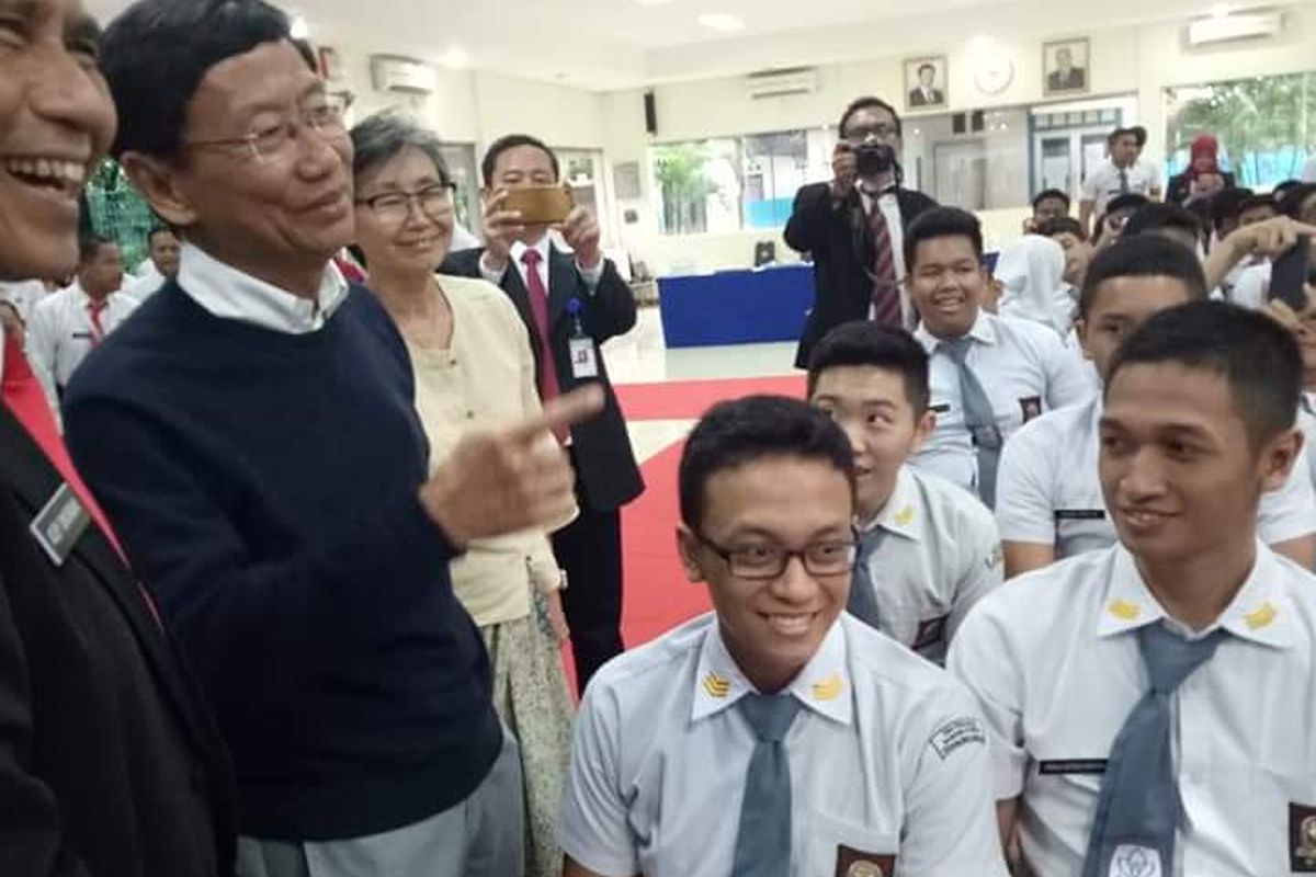 SMA Presiden, Kawarang, Jawa Barat menggelar seminar motivasi yang disampaikan oleh S.D. Darmono (2/4/2019) dan diikuti lebih 200 siswa kelas 9 dan kelas 12, guru, kepala sekolah dan koordinator sekolah.