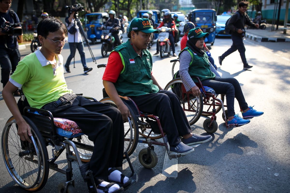 Sejumlah kaum disabilitas yang tergabung dalam Gerakan Aksesbilitas Umum Nasional (GAUN) menggelar aksi susur trotoar di sepanjang Jalan Sabang, Thamrin, ke arah Jalan Kebon Sirih, Menteng, Jakarta Pusat, Rabu (30/8/2017). Kaum disabilitas menyuarakan kebutuhan akan jalur pedestrian yang ramah dan aman akibat banyaknya trotoar yang digunakan untuk parkir mobil atau motor sampai pedagang kaki lima berjualan sehingga fasilitas untuk disabilitas menjadi rusak.