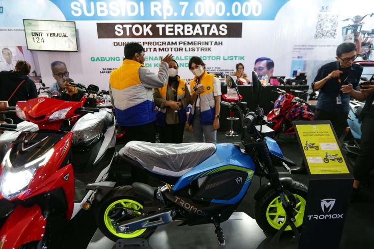 Gimik subsidi Rp 7 juta untuk pembelian motor listrik di Indonesia International Motor Show (IIMS) 2023 di JIExpo, Kemayoran, Jakarta Pusat, Minggu (19/2/2023). Gimik tersebut diberikan sama saja dengan potongan harga atau diskon. Pasalnya, regulasi insentif motor listrik belum resmi dikeluarkan pemerintah.