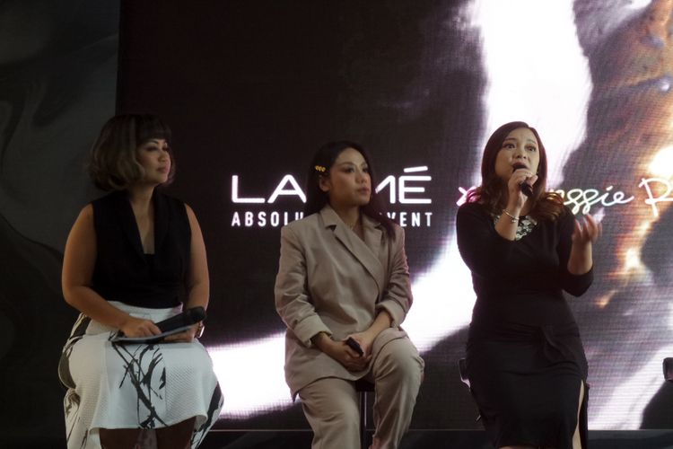 Professional eyebrow artist Anggie Rassly dan General Manager Lakme Indonesia Adina Tontey dalam peluncuran Lakme Absolute Reinvent X Anggie Rassly Prexision Marble Eyebrow Pencil di Senayan City, Jakarta, Jumat (14/12/2018).