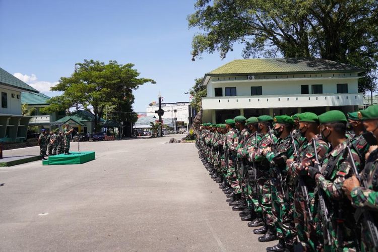 Pangdam XVI Pattimura, Mayjen TNI Richatd Tampubolon memimpin apel gelar kesiapsiagaan pasukan di Markas Korem 151 Binaya, Rabu (26/1/2022)