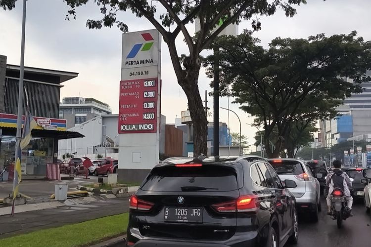Ada Isu Kenaikan BBM, Antrean Kendaraan Mengular di SPBU Gading Serpong