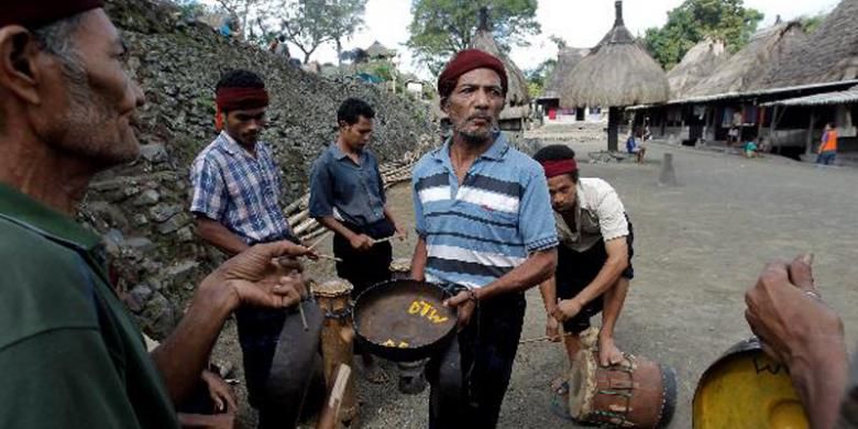 Warga Kampung Adat Bena, Ngada, Flores, NTT, bermain musik tradisional yang biasa dimainkan dalam rangka upacara adat pembangunan rumah baru, Selasa (15/6/2011). Kampung berusia sekitar 1.200 tahun ini kental dengan arsitektur kuno dan budaya megalitik.