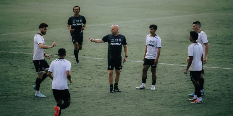 Pelatih Bali United Johnny Jansen memimpin latihan untuk persiapan Super League 2025-2026.
