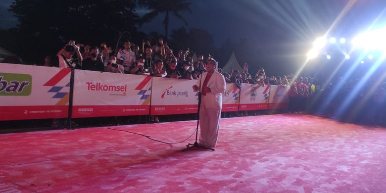 Penyanyi Regina membawakan lagu kebangsaan Indonesia Raya sebelum lomba Tilik Candi Borobudur Marathon 2022 yang digelar Minggu (13/11/2022) pagi WIB di Taman Lumbini, Candi Borobudur, Magelang, Jawa Tengah.