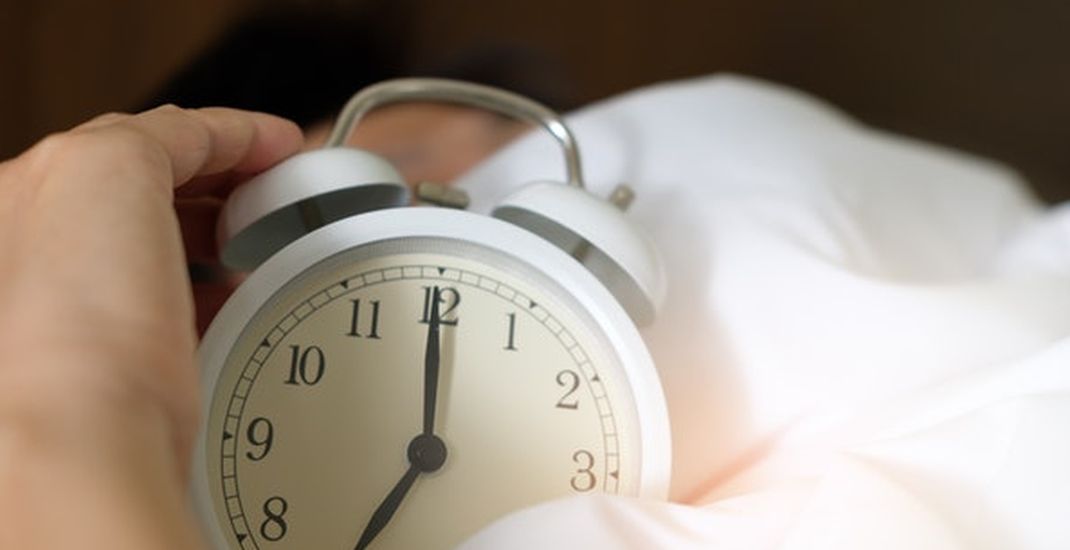 Tidur dan bangun pada waktu yang sama setiap hari dapat membantu jam tubuh memprediksi kapan harus mendorong tubuh tidur dan bangun.
